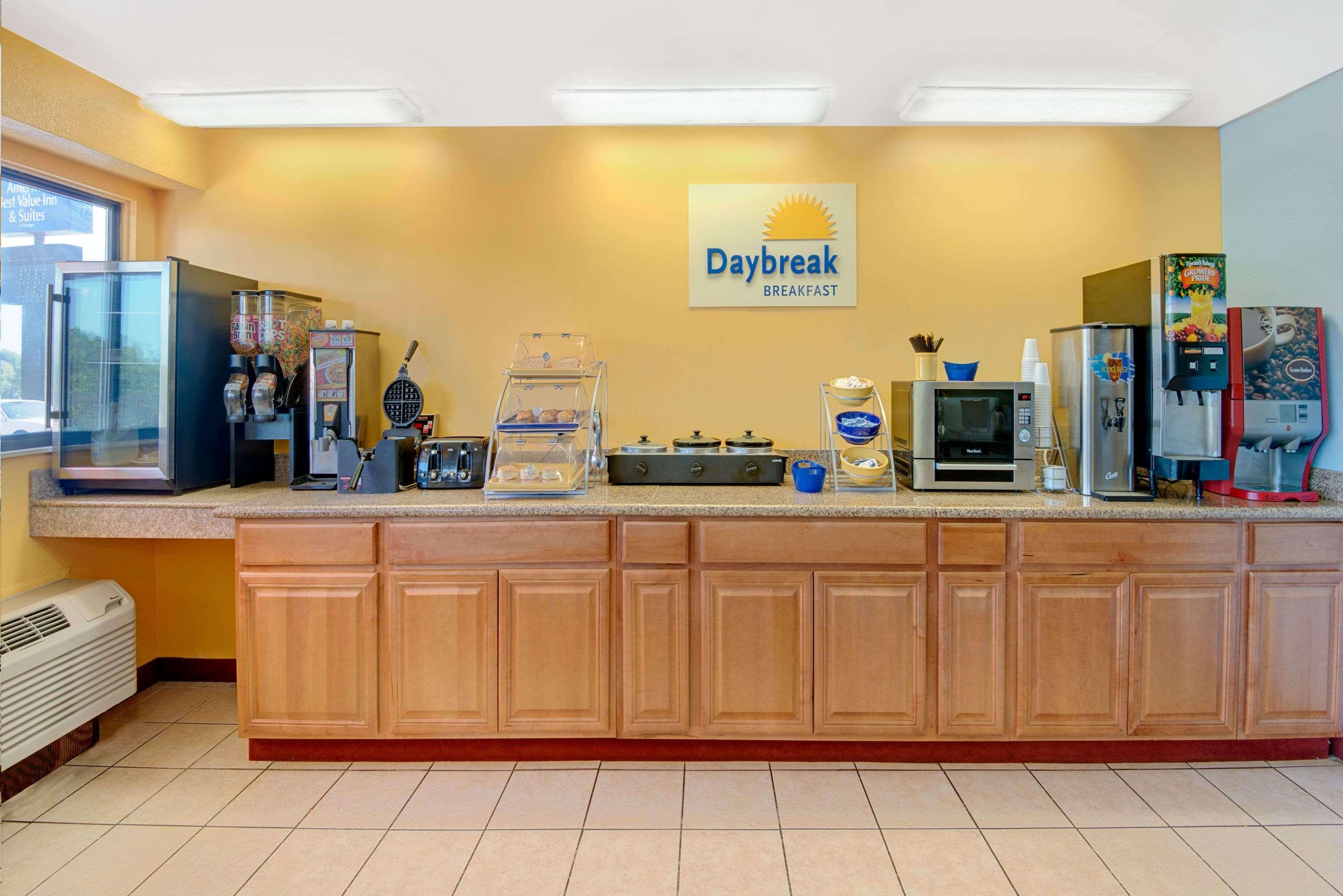 Days Inn By Wyndham Independence Exterior photo